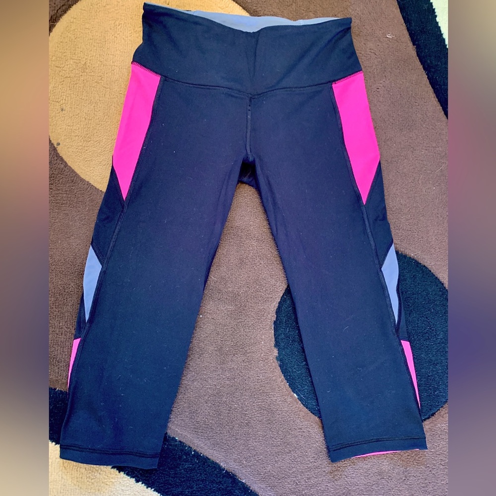 Victoria’s Secret cropped zipper pocket leggings xs / s